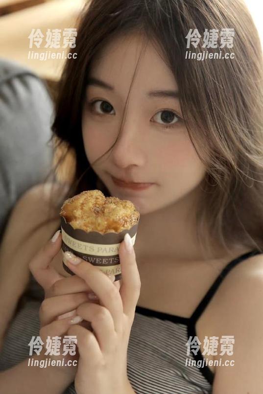 头条女神 - 杨曼妮水手服魅力四射，图库中丰富作品展现时尚与青春-伶婕霓