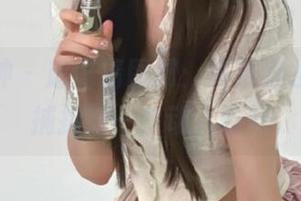 头条女神 - 超高清图册：筱溪穿水手服，捕捉每一个动人瞬间