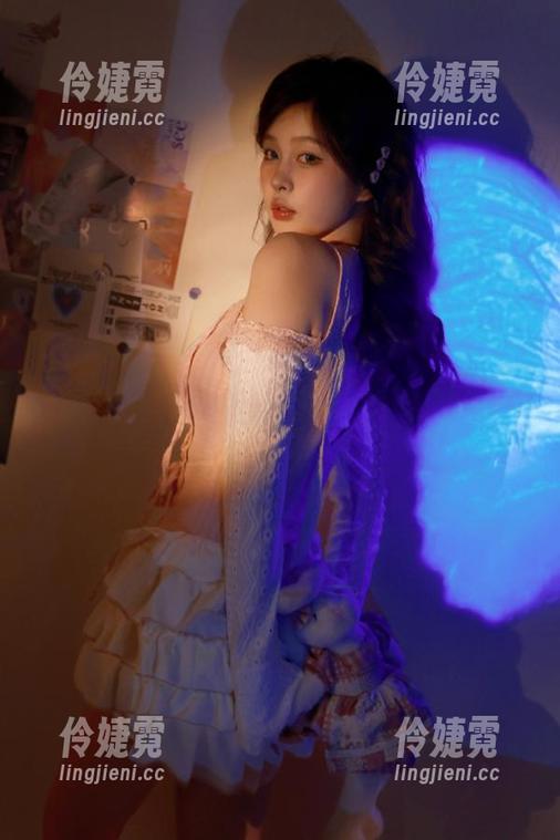 头条女神 - 越过时尚界限，发现草莓酱的内衣美图作品之美-伶婕霓