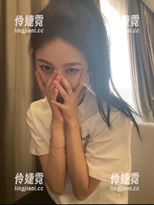 头条女神 - 郭美美的粉色梦境：完整全集和原图展示她的独特风格与魅力-伶婕霓