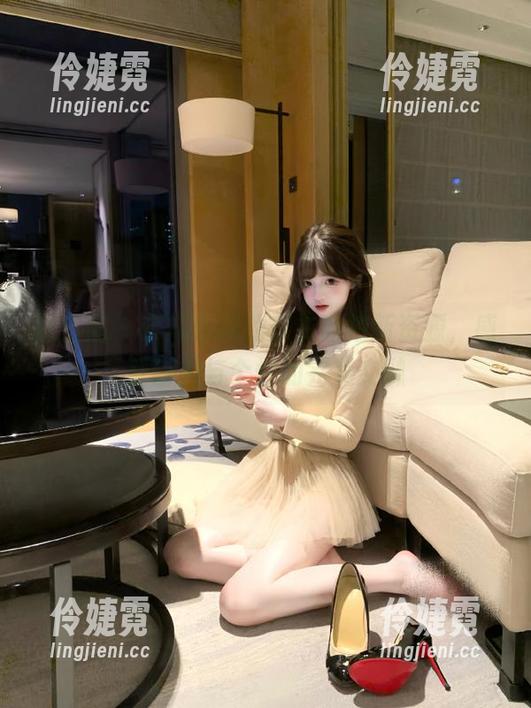 微密圈 - 奈斯希希的皮衣私拍新资源，感受时尚与个性的完美交融-伶婕霓