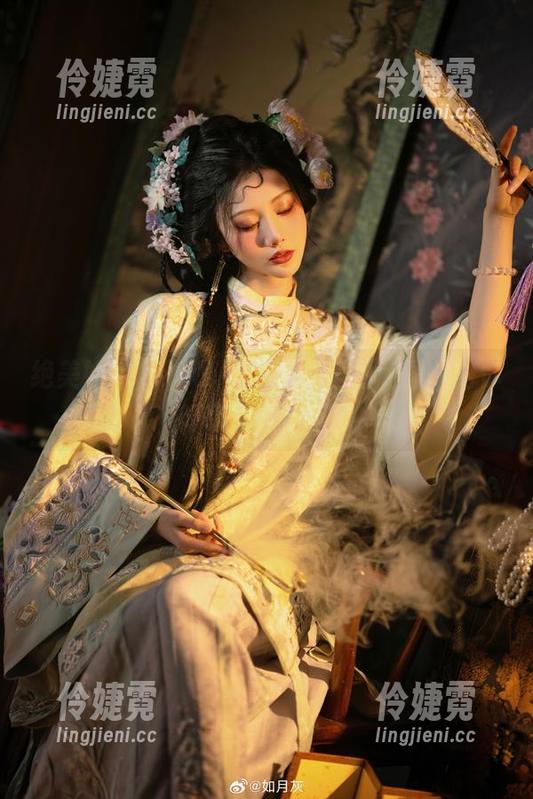 绝美如月灰LUNAYD写真，福利图片陪你畅享视觉旅程！-伶婕霓