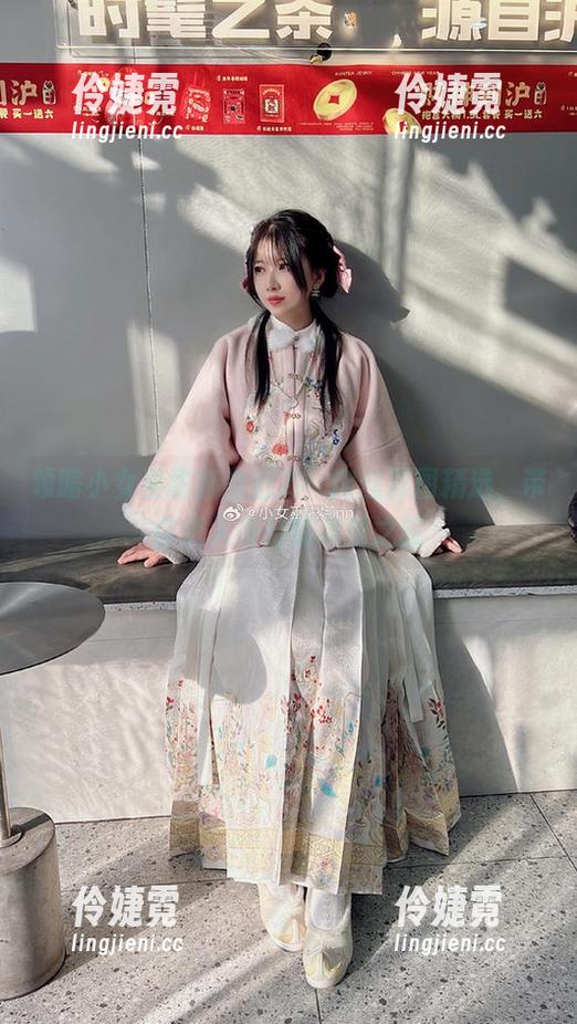 领略小女巫露娜的魅力！肉丝原图精选，带你进入奇幻的视觉之旅-伶婕霓