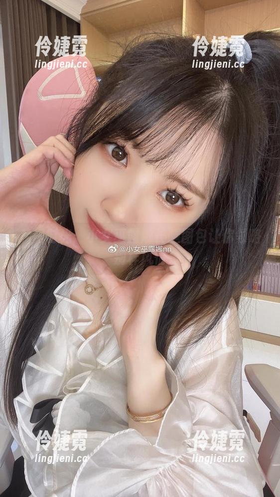 私房时光：小女巫露娜长腿图包让你领略别样风情-伶婕霓
