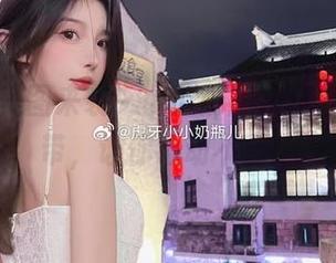 更新版美图来袭，小小奶瓶儿穿上纯欲吊带，让你心动不已！