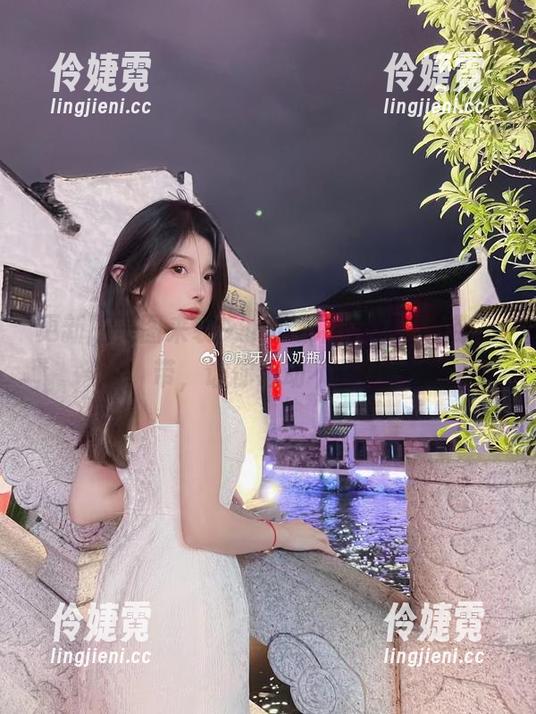 更新版美图来袭，小小奶瓶儿穿上纯欲吊带，让你心动不已！-伶婕霓