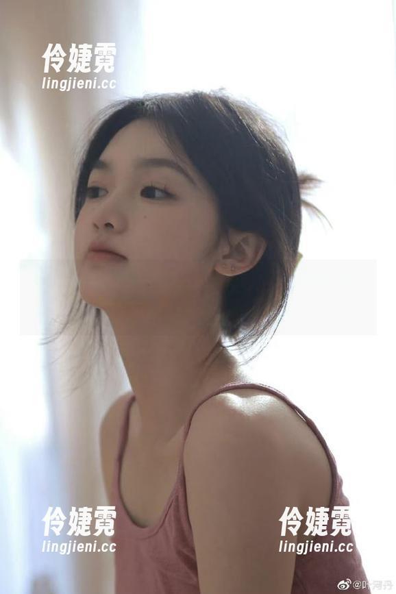尤果网 - 在泳池中游弋：王谨轩独特写真作品合集，感受水的魅力-伶婕霓