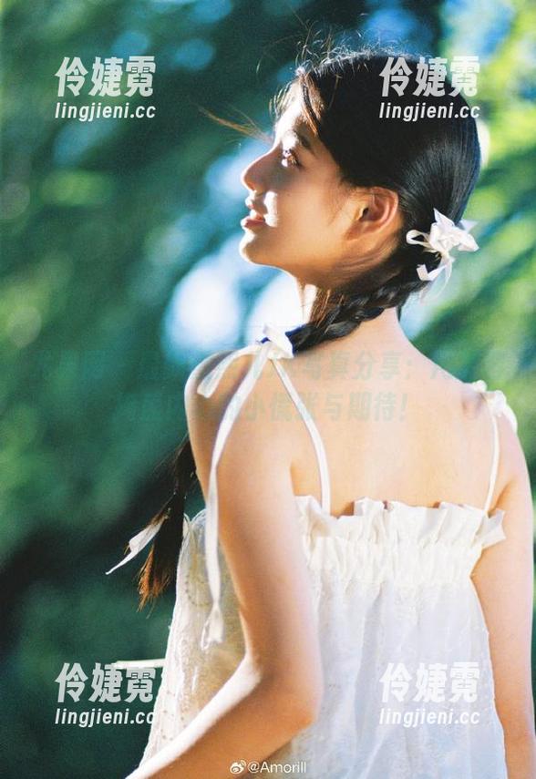 尤果网 - 最新黛熙儿JK写真分享：用笑容掩盖内心的小慌张与期待！-伶婕霓
