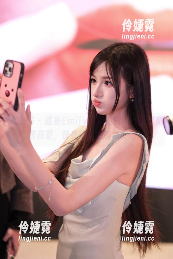 尤蜜荟 - 感受Emily尹菲的日常：原图免费获取，快来体验她的活力吧！-伶婕霓