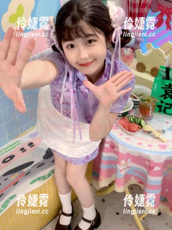 异思趣向 - 在阳台上晒太阳的小六，带来了一组别致的套图作品，让你领略到她的独特魅力和生活方式。-伶婕霓