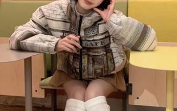 异思趣向 - 小小的灰丝写真图册：捕捉她在灰色光影中绽放的无与伦比的美丽