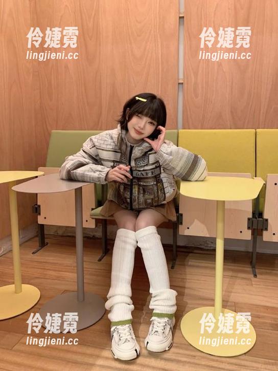 异思趣向 - 小小的灰丝写真图册：捕捉她在灰色光影中绽放的无与伦比的美丽-伶婕霓
