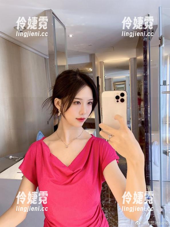 圣诞魔法无圣光，抖娘利世带你欣赏她的最新写真作品-伶婕霓