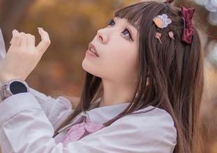 “无颜小天使wy”红裙写真：获取最美姿态的资源与心动瞬间