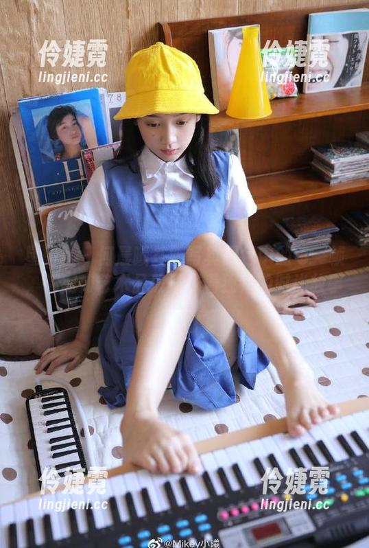 星颜社 - 何晨曦礼服写真图包中的每一帧，都宛如艺术品般演绎着独特的时尚故事-伶婕霓