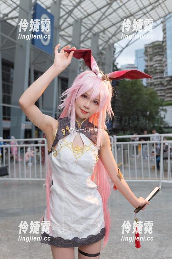 甜美女仆风，星黛鹿鹿i精彩写真图包，让你瞬间爱上她的每一个姿态！-伶婕霓