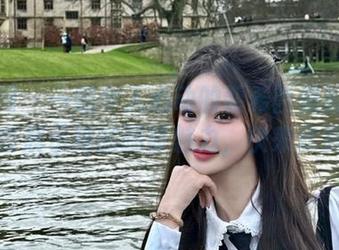 果团网 - 一组令人心动的裴希西美脚图集，全套展示她的腿部魅力，快来欣赏吧！