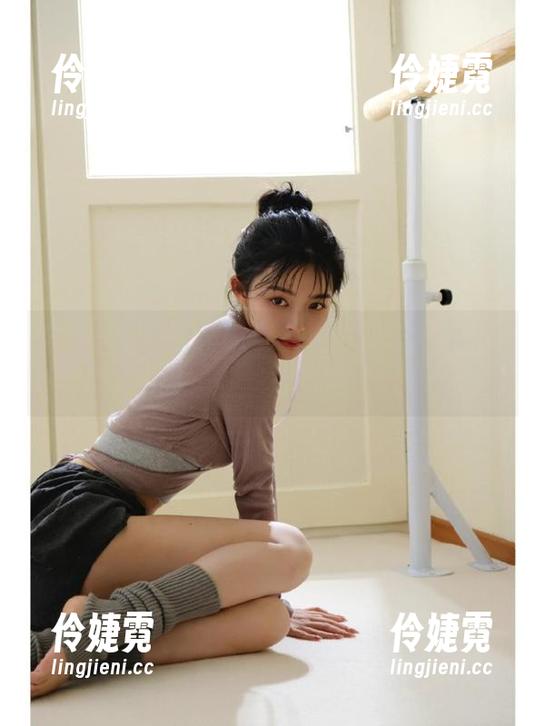 梦丝女神 - 当雪馨穿上短裤，更新作品的那一刻你会笑出声！-伶婕霓