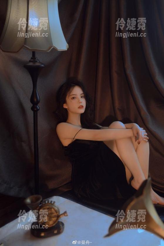 森萝财团 - 免费下载小樱精美睡衣写真，感受她的独特风格！-伶婕霓