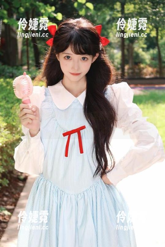 深入森萝财团黑白少女美图图集，探索青春的黑白时光-伶婕霓