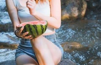 森萝财团白衬衣透惑写真合集：在清新与性感之间徘徊的她们，让你眼前一亮