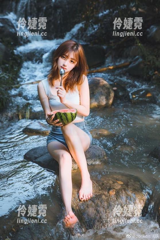 森萝财团白衬衣透惑写真合集：在清新与性感之间徘徊的她们，让你眼前一亮-伶婕霓
