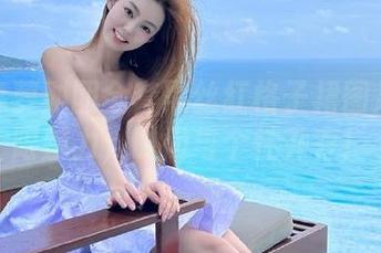体验森萝财团全套黑丝红格子裙图片的无限魅力，时尚与个性并存！