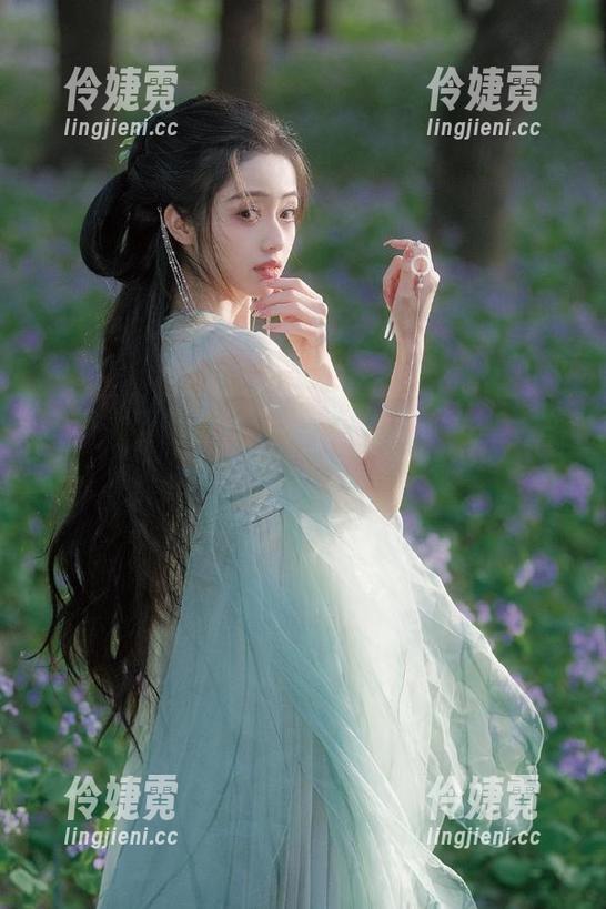 森萝财团白衣黑丝主题合集，图片展示别样风情和独特魅力-伶婕霓