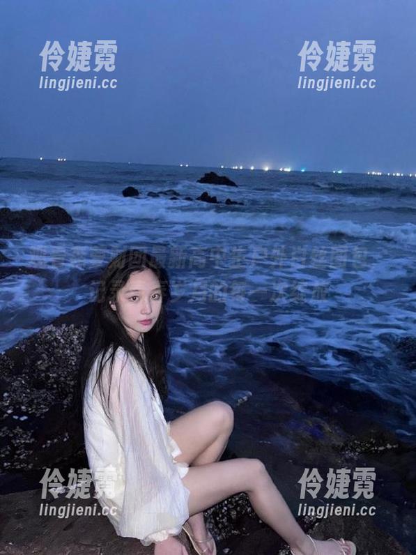 观看森萝财团最新高中生户外白丝图包，记录青春岁月的每一次绽放-伶婕霓