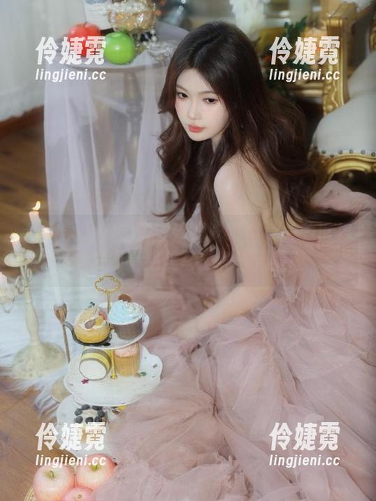模范学院 - 走进汐汐爱吃草莓女神的世界，发现她绝美写真和迷人美图-伶婕霓