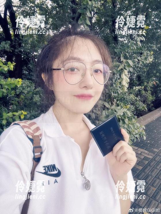 在线享受樱晚gigi的牛仔裤魅力，原图呈现她的时尚秘籍，别让自己错过！-伶婕霓
