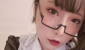 次屁啦的最新透明女仆写真，重磅呈现梦幻般的视觉体验，别错过！
