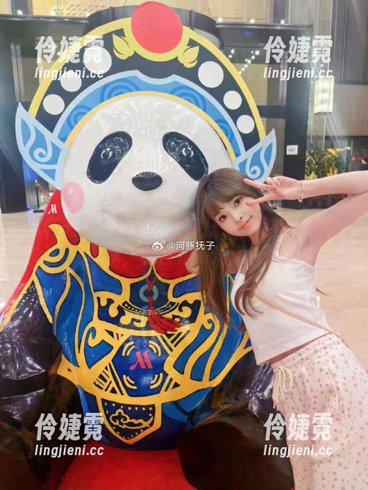 和春天有个约会：河豚抚子的写真下载分享，春日浪漫满满！-伶婕霓
