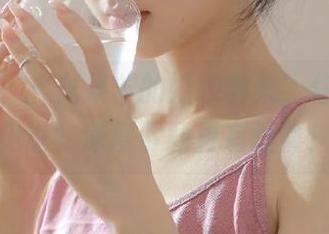 微密圈 - 火龙果羊的婚纱图集，你以为你见过？深度下载更有惊喜！