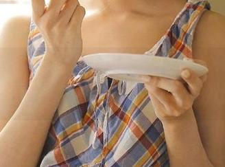 爱蜜社 - 在莉莉Lily的婚纱图集精选中，找寻每一个动人的瞬间，感受爱情的脉动