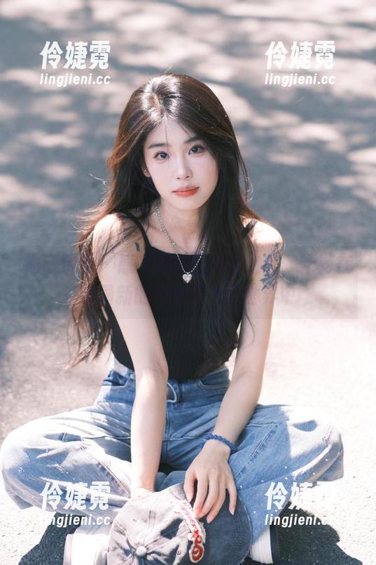 物恋传媒 - 感受嘟嘟的裸足之美，畅游在她最新的原图与套图世界中-伶婕霓