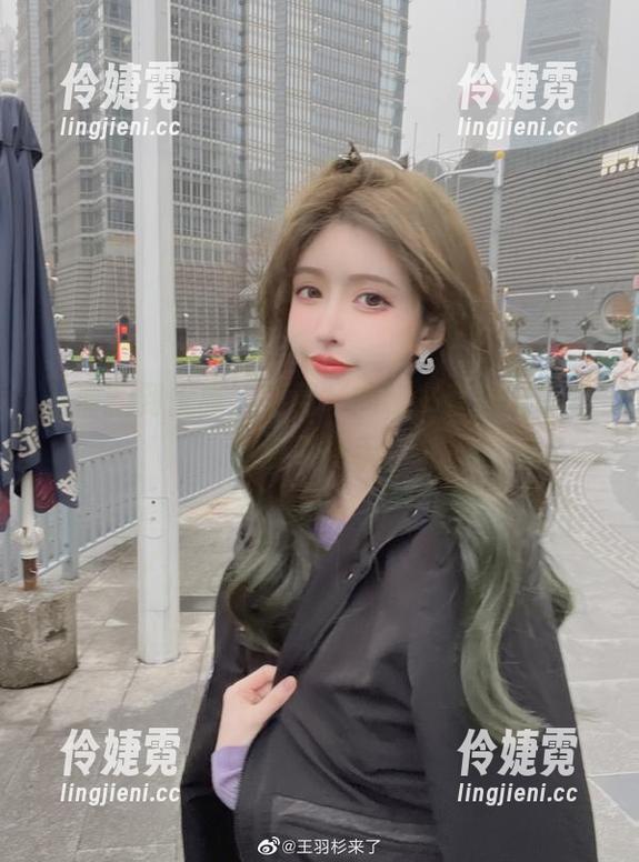 从清新到优雅，王羽杉的秘书套图分享让你爱不释手！-伶婕霓