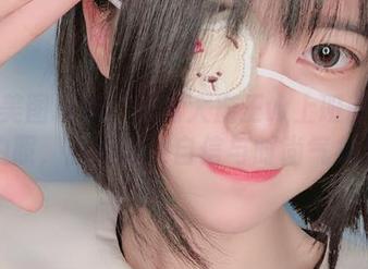 超赞美图精选：眼酱大魔王w上班前的自拍照，展现她的自信与时尚气息！