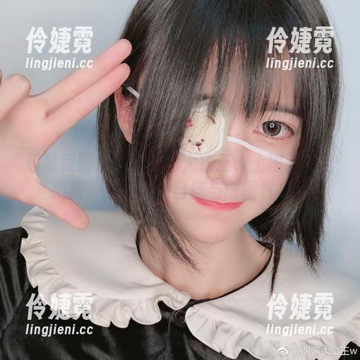 超赞美图精选：眼酱大魔王w上班前的自拍照，展现她的自信与时尚气息！-伶婕霓