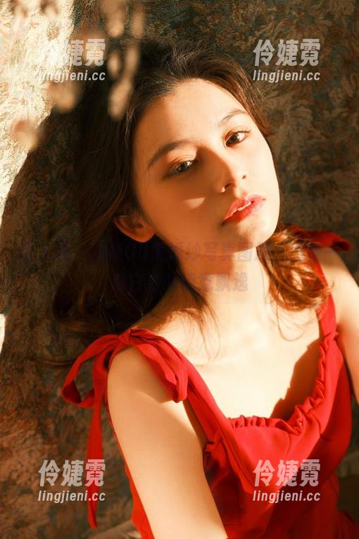 秀人网 - 解锁UU酱婚纱写真图册，感受一袭白纱的诗意飘逸-伶婕霓
