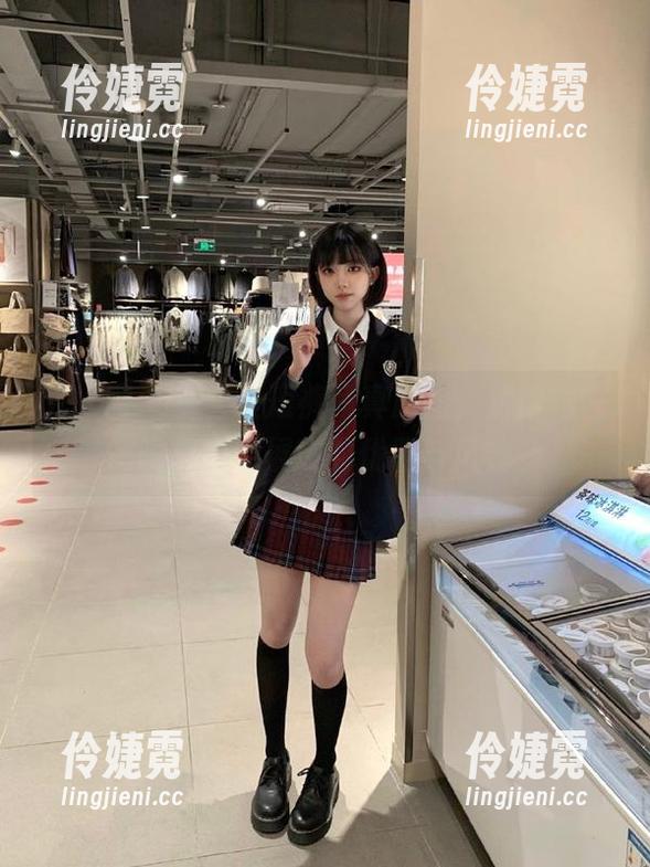 秀人网 - 夏雪爱短裤写真原图，解读她在瞬息之间展现的优雅与风格-伶婕霓