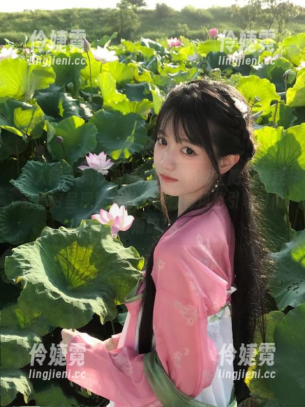 秀人网 - 精彩高清图片：奶瓶土肥圆矮挫丑黑穷呈现油亮魅力，独特风格引领时尚潮流！-伶婕霓