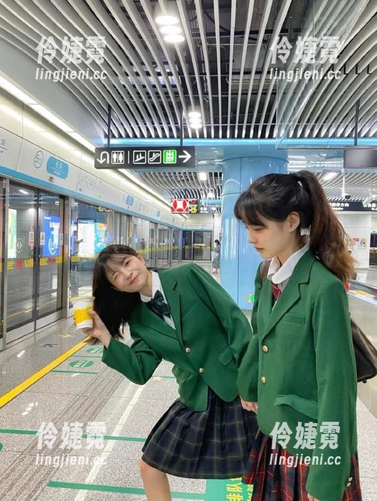 秀人网 - 安然儿穿着短裙的完美图包，免费下载享受她的魅力！-伶婕霓