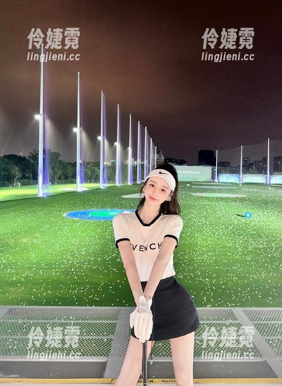 秀人网 - 白衬衫写真合集：小探戈的壁纸美学探索与分享-伶婕霓