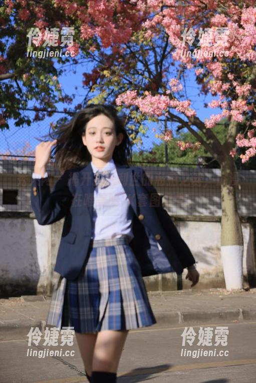 秀人网 - 揭开抖娘利世的私拍之谜，沉浸在唯美的JK套图之中-伶婕霓