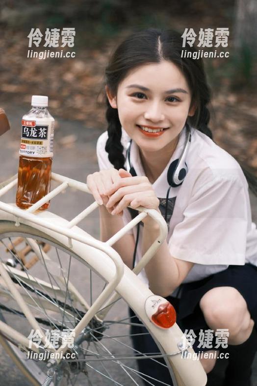 秀人网 - 拍黄瓜girl教室：寻觅原图与图册中的真实情感表达-伶婕霓