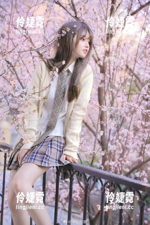 秀人网 - 曼柔的高清美足图集：足下生辉，带来视觉的饕餮盛宴！-伶婕霓