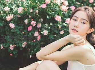 秀人网 - 杏子Yada的私房写真在圣诞节绽放天使般的光彩，无厘头的节日魅力