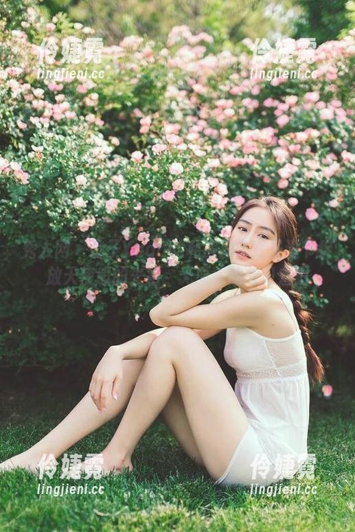 秀人网 - 杏子Yada的私房写真在圣诞节绽放天使般的光彩，无厘头的节日魅力-伶婕霓