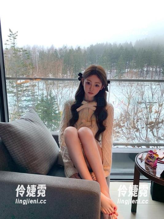 秀人网 - 林文文的私拍美图，JK风情瞬间点燃你的少女心！-伶婕霓